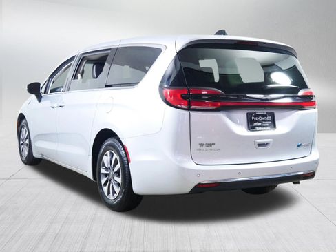 Used 2023 Chrysler Pacifica Touring-L image 5
