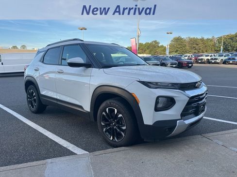 Used 2021 Chevrolet TrailBlazer LT image 2