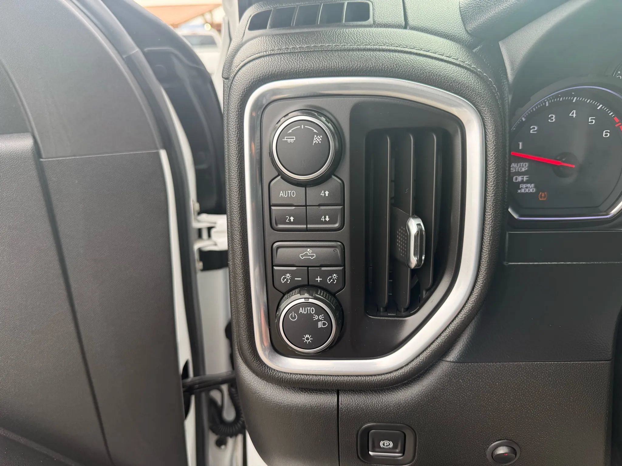 Used 2019 Chevrolet Silverado 1500 LT w/ Z71 Off-Road Package AWD/4WD image 13