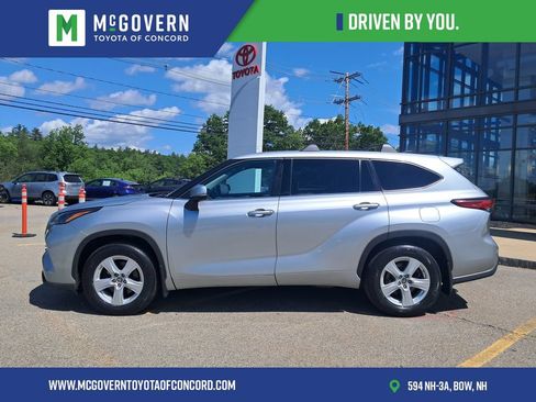 Used 2022 Toyota Highlander LE AWD/4WD image 2