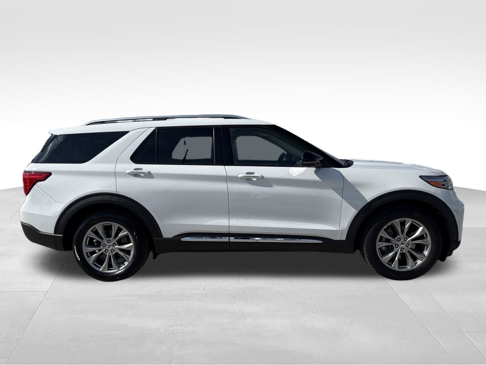 Used 2023 Ford Explorer Limited w/ Equipment Group 301A RWD image 4