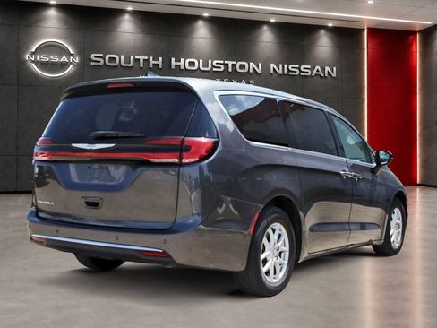 Used 2023 Chrysler Pacifica Touring-L FWD image 4