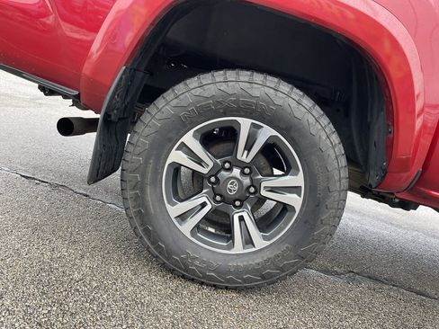 Used 2019 Toyota Tacoma TRD Sport image 12