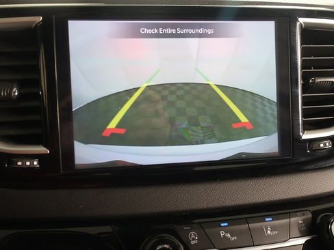 Used 2025 Chrysler Pacifica Select image 48