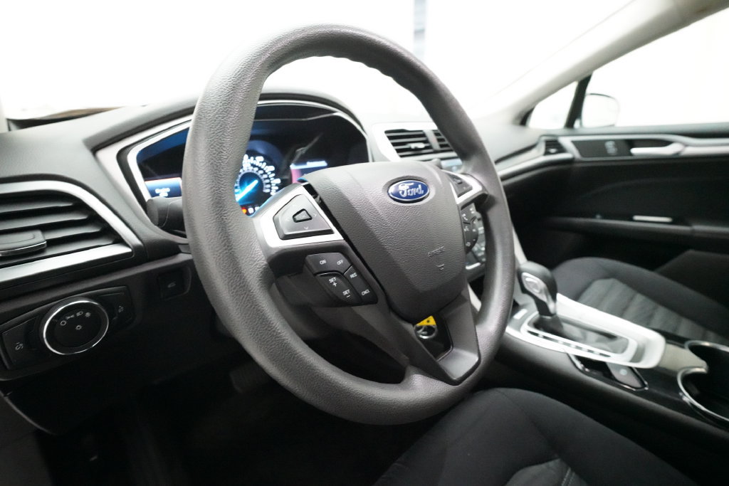Used 2016 Ford Fusion SE FWD image 8