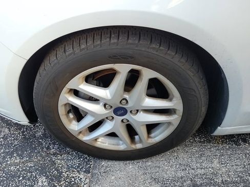 Used 2015 Ford Fusion SE FWD image 3