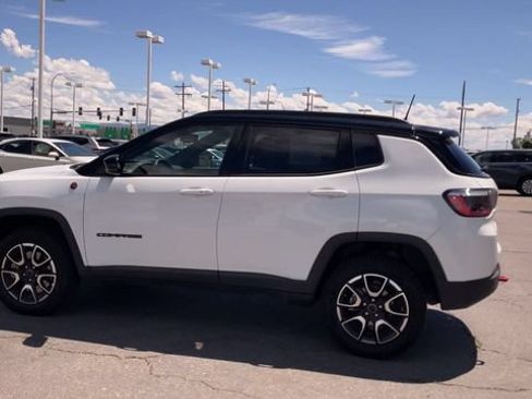 Used 2025 Jeep Compass Trailhawk AWD/4WD image 7