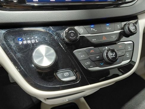 Used 2024 Chrysler Pacifica Touring-L image 34