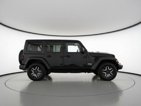 Used 2025 Jeep Wrangler Sahara image 11