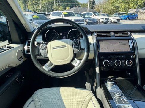 Used 2017 Land Rover Discovery First Edition AWD/4WD image 10