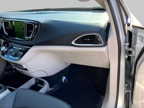 Used 2024 Chrysler Pacifica Touring-L FWD image 18