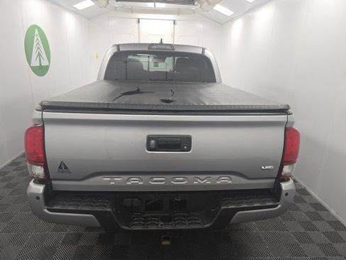 Used 2018 Toyota Tacoma TRD Off-Road w/ Technology Package AWD/4WD image 5