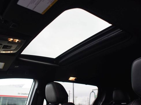 Used 2025 Toyota Sienna XSE w/ XSE Premium Package image 6