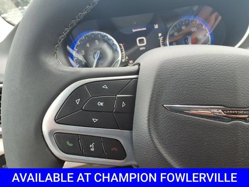 Used 2023 Chrysler Pacifica Touring-L FWD image 18