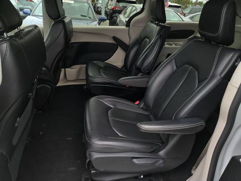 Used 2023 Chrysler Pacifica Touring-L FWD image 11