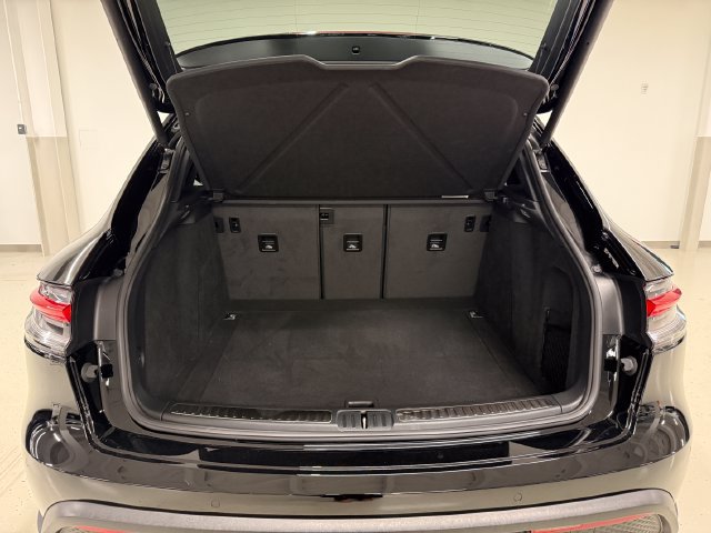 Certified 2026 Porsche Macan AWD/4WD image 12