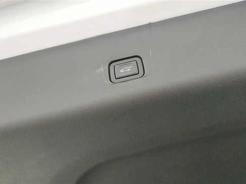 Used 2023 Chevrolet Traverse RS FWD image 38