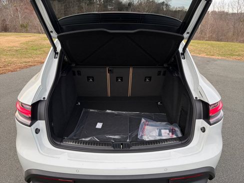 Certified 2026 Porsche Macan Turbo AWD/4WD image 17