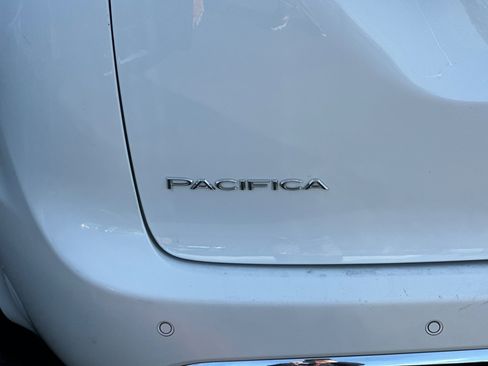 Used 2021 Chrysler Pacifica Touring-L image 25