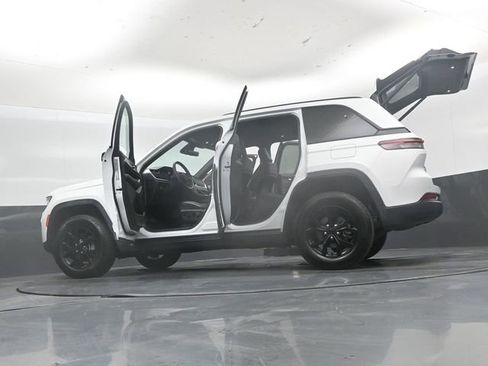 Used 2025 Jeep Grand Cherokee Altitude AWD/4WD image 53