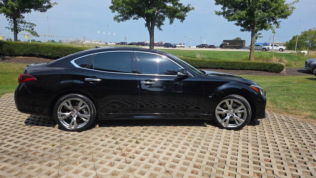 Used 2017 INFINITI Q70 3.7 w/ Sport Package AWD/4WD image 5
