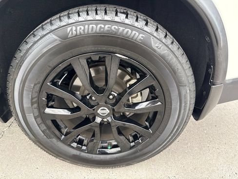 Used 2018 Nissan Rogue SV w/ Premium Package FWD image 12