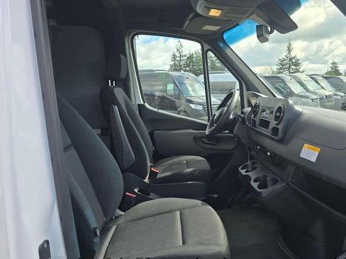 Used 2025 Mercedes-Benz Sprinter 2500 image 10
