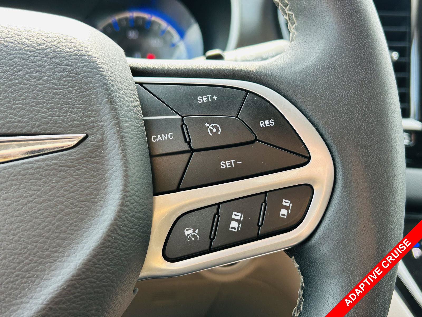 Used 2023 Chrysler Pacifica Touring-L FWD image 6