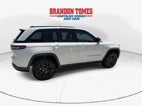 Used 2025 Jeep Grand Cherokee Altitude RWD image 8