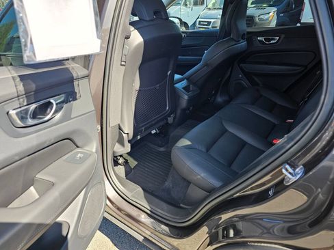 Used 2023 Volvo XC60 B5 Plus w/ Climate Package AWD/4WD image 16