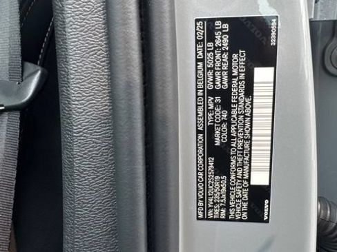 Certified 2025 Volvo XC40 B5 Plus AWD/4WD image 28