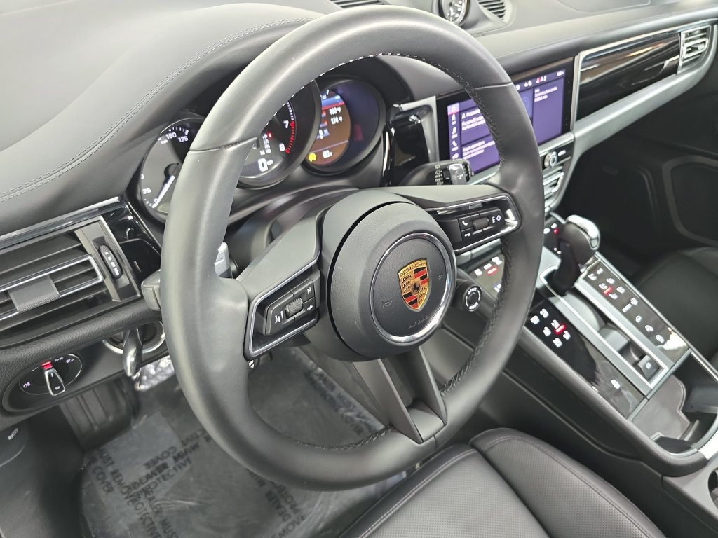 Certified 2026 Porsche Macan AWD/4WD image 4