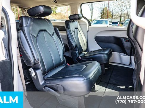 Used 2024 Chrysler Pacifica Touring-L image 24