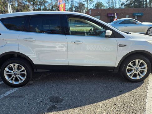 Used 2019 Ford Escape SE image 3