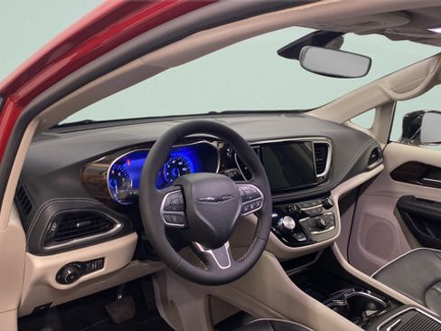 Used 2024 Chrysler Pacifica Limited FWD image 15
