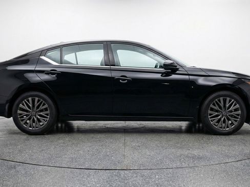 Used 2025 Nissan Altima 2.5 SV FWD image 11