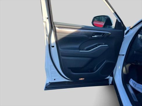 Certified 2025 Toyota Highlander Limited image 17