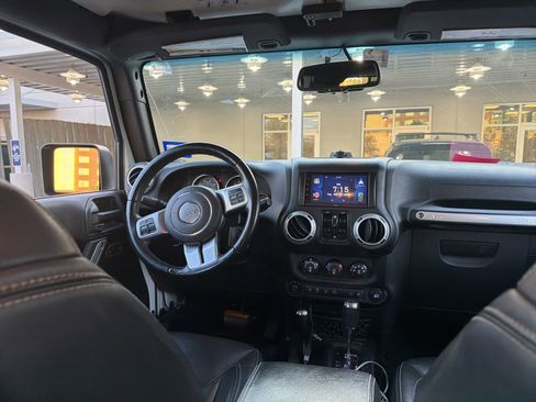Used 2017 Jeep Wrangler Unlimited Rubicon image 8