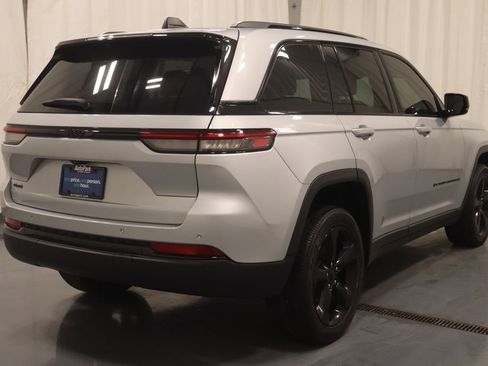 Certified 2023 Jeep Grand Cherokee Altitude image 9