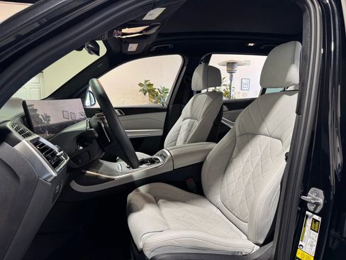Used 2023 BMW X7 xDrive40i w/ Premium Package image 11