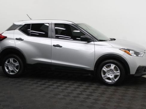 Used 2020 Nissan Kicks S image 3