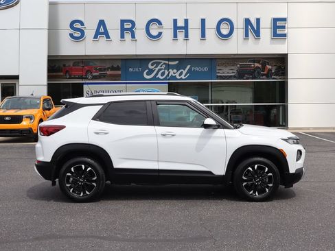 Used 2022 Chevrolet TrailBlazer LT w/ Convenience Package AWD/4WD image 2