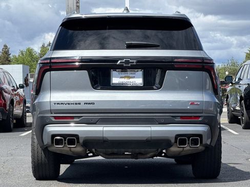Used 2025 Chevrolet Traverse Z71 image 6