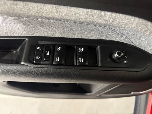 Used 2025 Jeep Compass Latitude w/ Sun & Sound Group AWD/4WD image 18