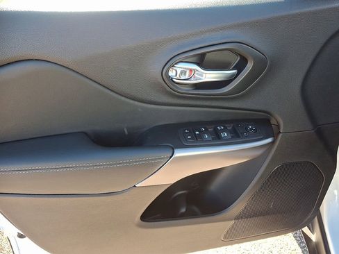 Used 2022 Jeep Cherokee Latitude Lux w/ Sun & Sound Group image 13