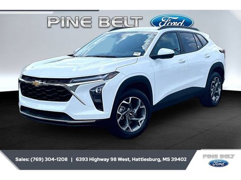 Used 2025 Chevrolet Trax LT w/ LT Convenience Package FWD image 10