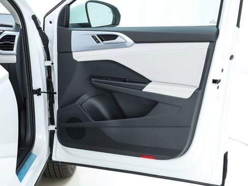 New 2026 Volkswagen Taos SE image 31