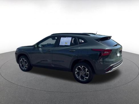 Used 2025 Chevrolet Trax LT FWD image 10