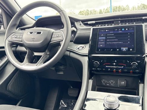 Used 2024 Jeep Grand Cherokee Altitude image 4