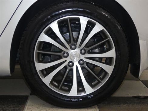 Used 2017 Buick LaCrosse Preferred image 32